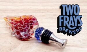 Glass bottle stopper with two frays logo