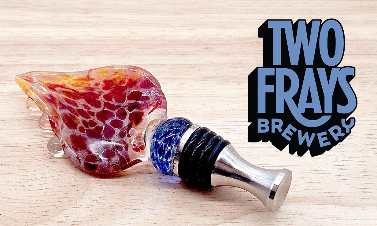 Glass bottle stopper with two frays logo